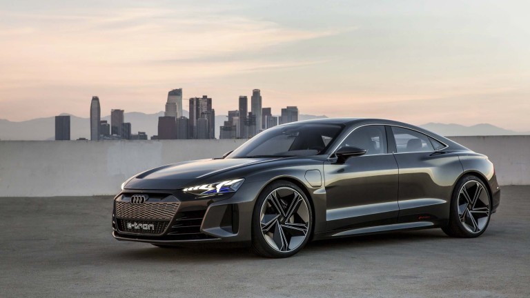 Докато Tesla настъпва към Европа, Audi спира производството на електромобила си