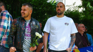 Футболисти треньори легенди и фенове на Левски завършиха празничния ден