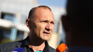 Бившият енергиен министър Росен Христов влезе на разпит в сградата