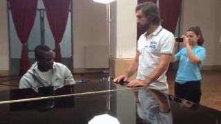 ВИДЕО: Не е за вярване - Балотели свири на пиано!