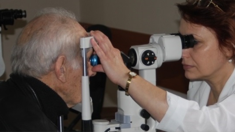 Лекарите от Специализираната болница по очни болести във Варна продължават