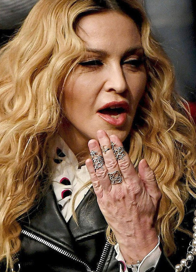 Мадонна певица руки