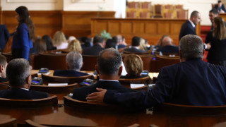 ГЕРБ предлагат намаляване на ваканцията на депутатите По план тя