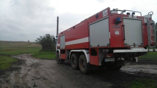 Сухи треви и храсти горят на 85 км на автомагистрала