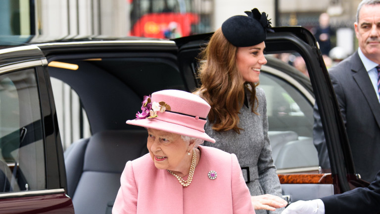 Вчера, 19 март, Елизабет Втора и Кейт Мидълтън посетиха King`s