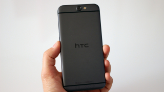 Закъсалата HTC си търси купувач