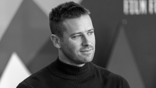 Както наскоро разбрахме Арми Хамър и Дженифър Лопес ще си партнират във