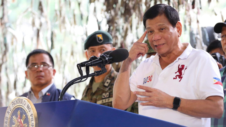 Филипинският президент пристигна в Китай с послание за „приятелство, а не война”