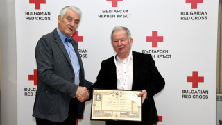Днес председателят на БЧК акад Христо Григоров връчи на проф