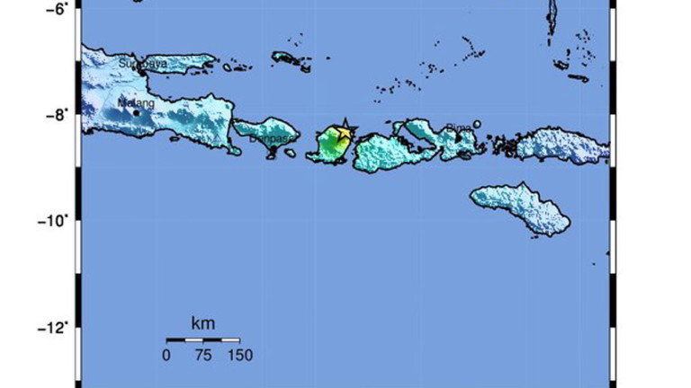 Силно земетресение на индонезийския остров Ломбок, довело до свлачища в