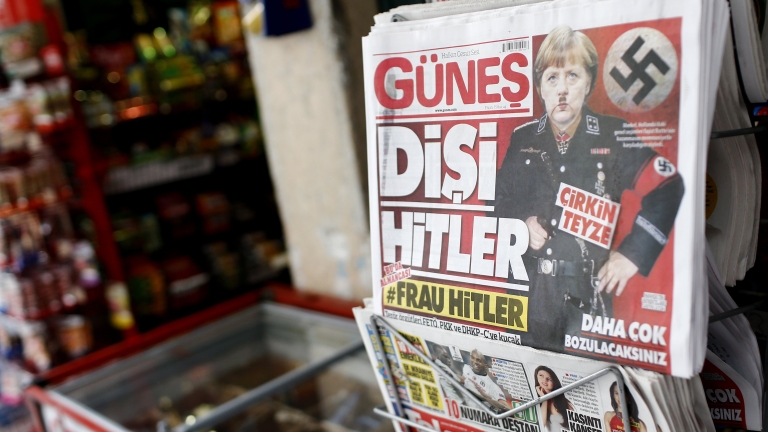Турски вестник изобрази Меркел като "г-жа Хитлер" на заглавната си страница