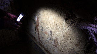 Египетски археолози откриха фараонска гробница близо до столицата Кайро съдържаща