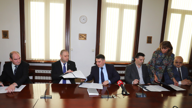 Данаил Кирилов подписа споразумение с трите синдиката към ведомството