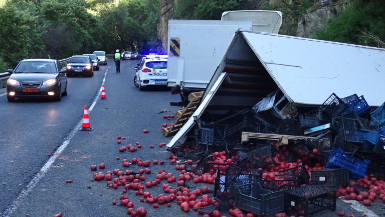 Камион с домати се разби в Кресненското дефиле 