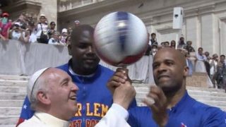 Папа Франциск показа баскетболни трикове (ВИДЕО)