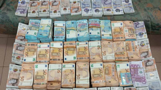Митнически служители откриха валута с левова равностойност близо 860 000