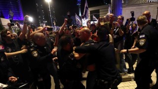 Полицията съобщи че е арестувала най малко 18 души по време