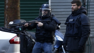 Френската полиция съобщи че мъж е взел двама души за