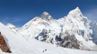 Четирима британски алпинисти станаха първите в света които изкачиха връх