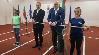 Министър Кралев откри обновената закрита писта за лека атлетика в Кюстендил