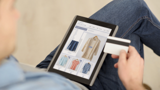 Българите пазаруват най-много дрехи и обувки онлайн от целия ЕС