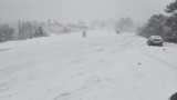 Затворени пътища и села без ток поради изобилния снеговалеж 