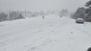 Затворени пътища и села без ток заради обилния снеговалеж