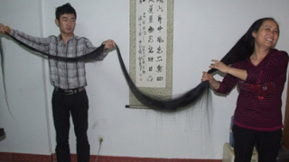Китайка развява близо 4-метрова коса