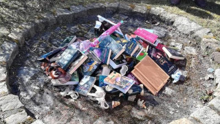 Католически свещеници в Полша изгориха книги които според тях са