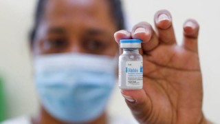 Кубински здравни служители обявиха че местната ваксина срещу COVID 19