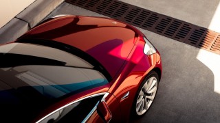 Компания за отдаване на коли отказа поръчка за 100 коли на Tesla заради дефекти