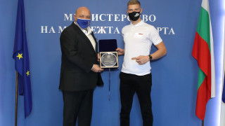 Министър Кралев награди младата надежда на българския мотоциклетизъм Теодор Кабакчиев