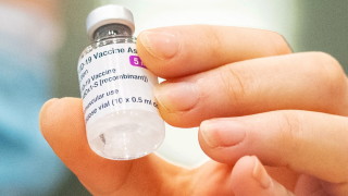 Франция вече ваксинира с AstraZeneca и хора над 65 години
