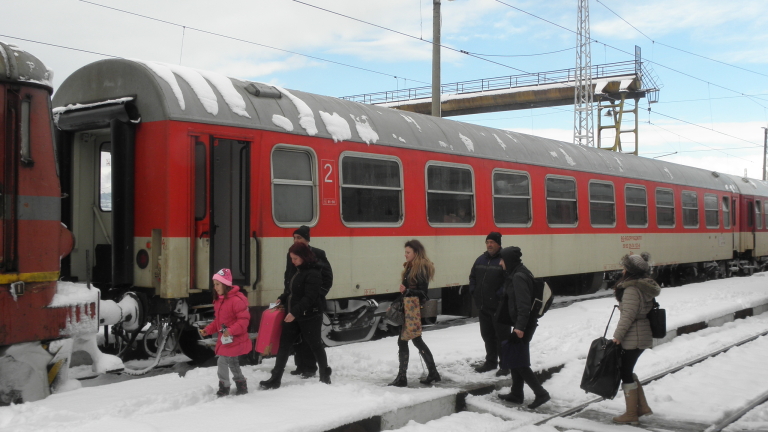 Движението на влаковете между Владая и Горна баня е преустановено.