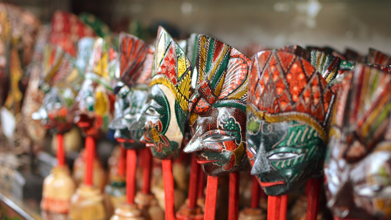 Балийците са изкусни майстори на дървени сувенири.