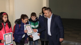 Наградиха трима петокласници, върнали чанта с документи и 1000 лв.