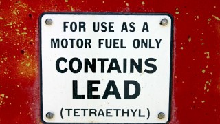 Днес бензинът изрично се обозначава като безоловен но зад този