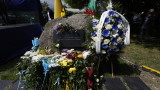 Стотици фенове на "сините" поднесоха цветя и венци на Могилката
