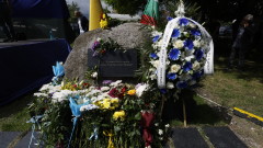 Стотици фенове на "сините" поднесоха цветя и венци на "Могилката"