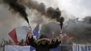 Полицията в албанската столица Тирана използва сълзотворен газ и водно