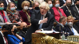 Британският премиер Борис Джонсън се сблъска с нарастващ натиск след