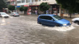  Пороен дъжд с градушка наводни централните улици във Велико Търново 