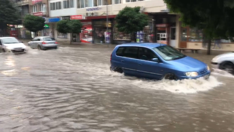Пороен дъжд, придружен с градушка наводни централни улици във Велико