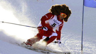 Алонсо пусна "дълга коса" за ски състезание