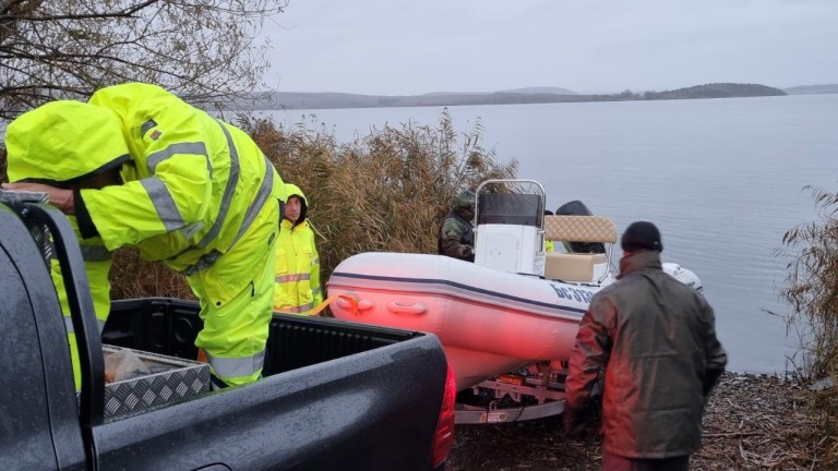 Открити са лодката и греблата на край Бургас, съобщават от