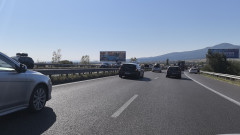 Два автомобила се озоваха в нива след катастрофа на АМ Тракия