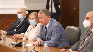 Стойчо Кацаров: Епидемията не е под контрол, не сме застраховани от нова вълна