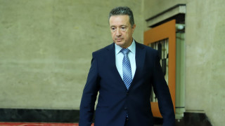 Според Конституцията при подаване на оставка от президента правомощията му