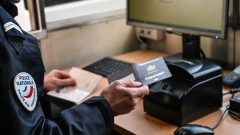 Мигранти нападнаха френски полицаи, опитващи да ги спрат да преминат Ламанша