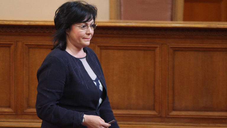 Борисов лъже за оставката, размахва я с цел мобилизация, убедена Нинова 